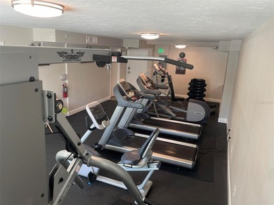 THE LOWEST priced 2/2 + OFFICE in DOWNTOWN Sarasota!!!!! 1400 sq - photo 8