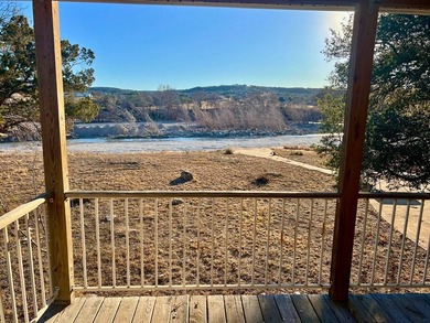Beautiful riverfront property featuring a spacious 3-bedroom - photo 17