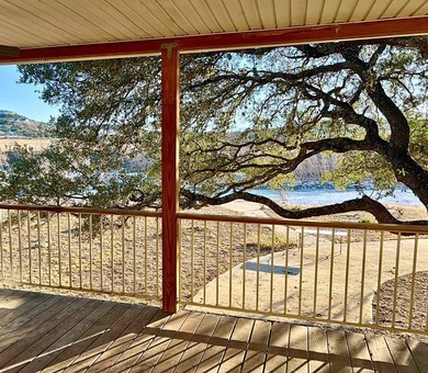 Beautiful riverfront property featuring a spacious 3-bedroom - photo 18