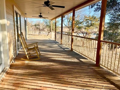 Beautiful riverfront property featuring a spacious 3-bedroom - photo 20
