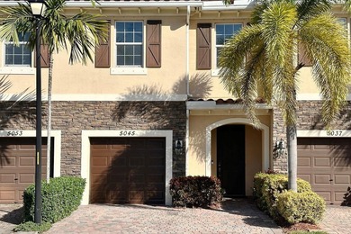 Welcome to this charming 4-bedroom, 2.5-bathroom townhouse - photo 2