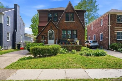 Classic Tudor charm meets modern updates in this 3-bedroom, 1 - photo 1