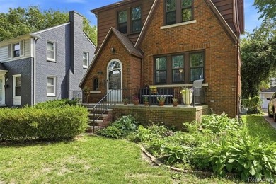 Classic Tudor charm meets modern updates in this 3-bedroom, 1 - photo 3