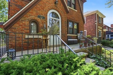 Classic Tudor charm meets modern updates in this 3-bedroom, 1 - photo 4