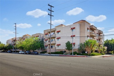 Welcome to this spacious 3-bedroom, 2.5-bath corner-unit - photo 1
