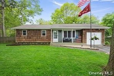 (private lake, pond, coastal) Home For Sale in East Moriches New York