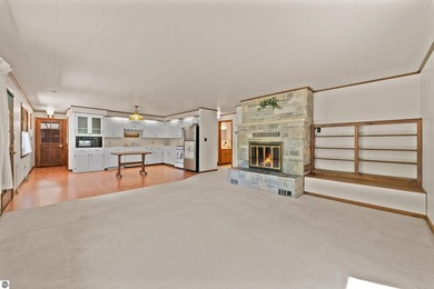 This well maintained 2 bedroom, 2 bathroom home offers 1,100 - photo 3