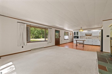 This well maintained 2 bedroom, 2 bathroom home offers 1,100 - photo 4