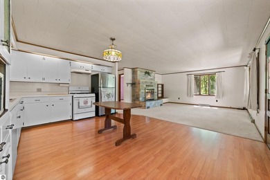 This well maintained 2 bedroom, 2 bathroom home offers 1,100 - photo 7