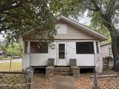 Fixer-upper full of 1930s charm in original Gulfport area, just - photo 1