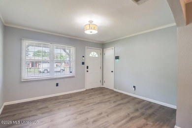 Adorable, move-in ready home featuring a fully fenced backyard - photo 2