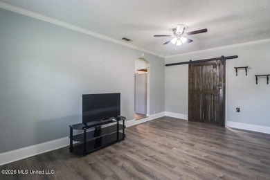 Adorable, move-in ready home featuring a fully fenced backyard - photo 8