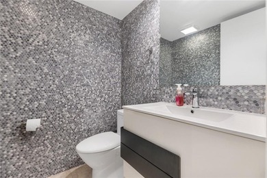 This beautiful and bright all remodeled apartment offer 3