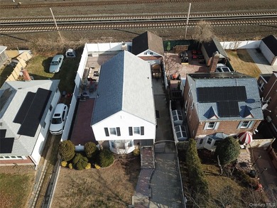 Here is a rare opportunity to own a well-cared for duplex - photo 2