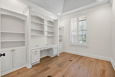 Luxury 4BR/4BA golf course home with lake views in the gated - photo 47