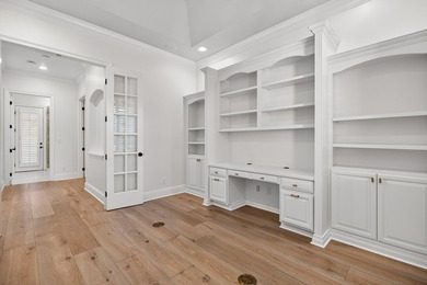Luxury 4BR/4BA golf course home with lake views in the gated - photo 48