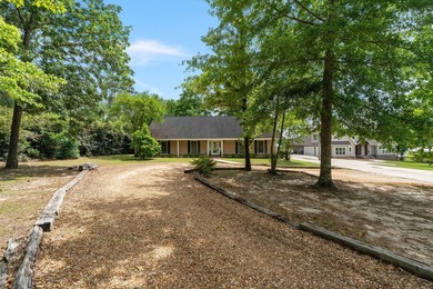 WATERFRONT + WORKSHOP + NEW PIER... This move-in ready 3BR/2BA - photo 2
