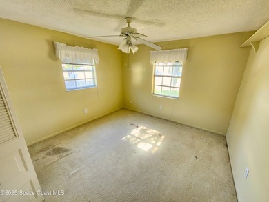 Split plan, large living room, huge screened porch and large - photo 7