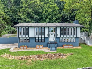 Welcome to lakefront living at its finest! This beautifully - photo 3