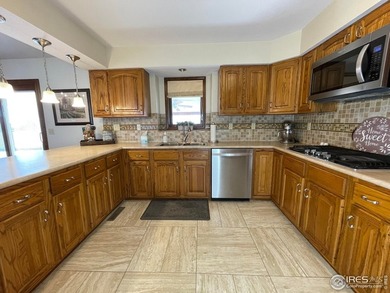 Close to the golf course and move-in-ready! Beautiful finishes - photo 8