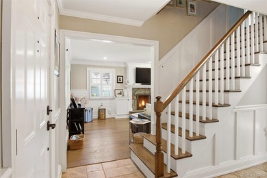 Beautifully renovated & expanded Colonial offering the perfect - photo 14