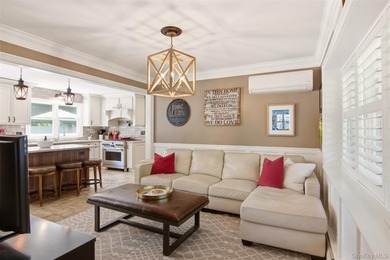 Beautifully renovated & expanded Colonial offering the perfect - photo 16