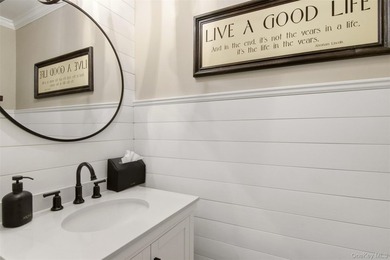 Beautifully renovated & expanded Colonial offering the perfect - photo 17