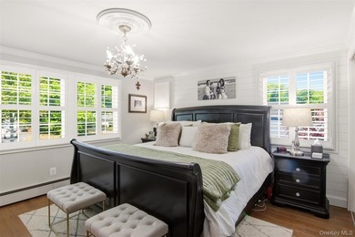 Beautifully renovated & expanded Colonial offering the perfect - photo 18