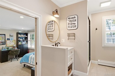 Beautifully renovated & expanded Colonial offering the perfect - photo 23
