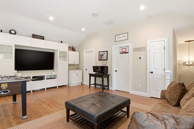 Beautifully renovated & expanded Colonial offering the perfect - photo 29
