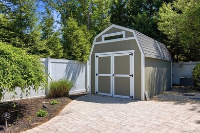 Beautifully renovated & expanded Colonial offering the perfect - photo 35