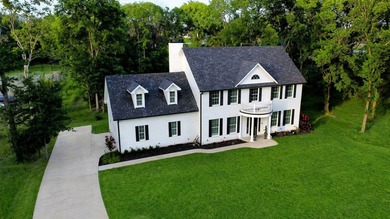 Colonial house adjacent to the golf course with lake view and - photo 2