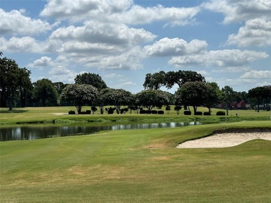 Colonial house adjacent to the golf course with lake view and - photo 5
