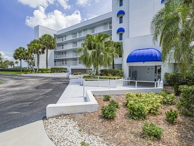 Beautifully renovated with stunning white tile, freshly painted - photo 4