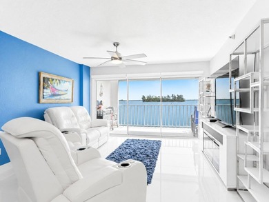 Beautifully renovated with stunning white tile, freshly painted - photo 8