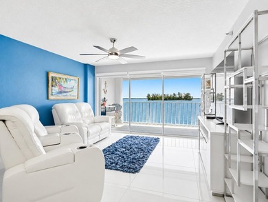 Beautifully renovated with stunning white tile, freshly painted - photo 10