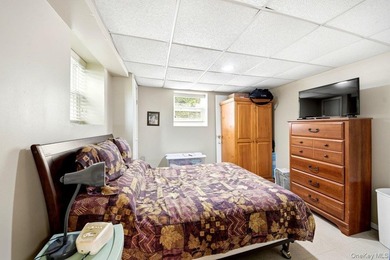 WELCOME to 195 Graff ave., in the vibrant community of Throggs - photo 17