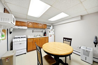 WELCOME to 195 Graff ave., in the vibrant community of Throggs - photo 20