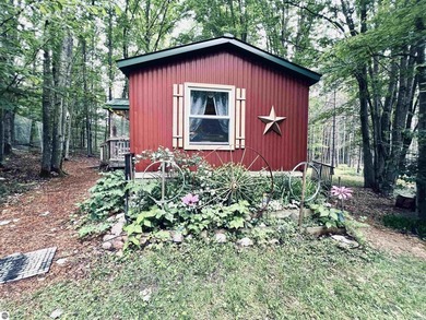Nestled among beautiful mature trees, this well taken care of 3 - photo 1