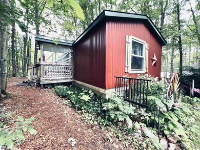 Nestled among beautiful mature trees, this well taken care of 3 - photo 2