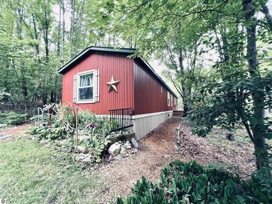Nestled among beautiful mature trees, this well taken care of 3 - photo 4