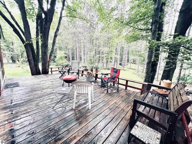 Nestled among beautiful mature trees, this well taken care of 3 - photo 7