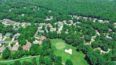 Perfectly positioned on the 17th green of the prestigious - photo 4