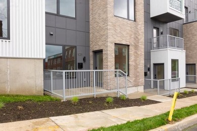 (private lake, pond, creek) Townhome/Townhouse For Sale in Kansas City Missouri