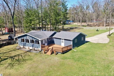 Beautifully remodeled retreat on all-sports Big Island Lake near - photo 2