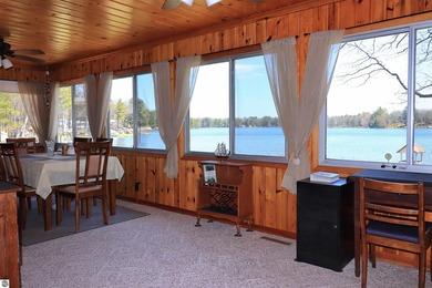 Beautifully remodeled retreat on all-sports Big Island Lake near - photo 3