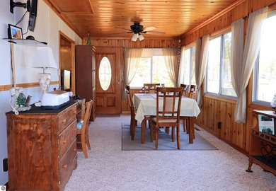 Beautifully remodeled retreat on all-sports Big Island Lake near - photo 4
