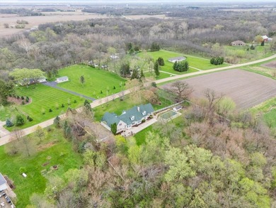 Exquisite sprawling estate residence showcasing craftsmanship - photo 23