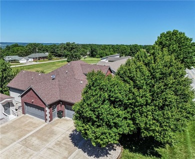 Conveniently located close to golf, shopping, and the main gate - photo 2