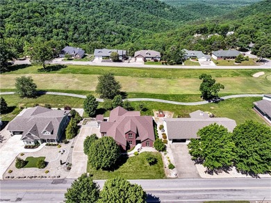 Conveniently located close to golf, shopping, and the main gate - photo 3